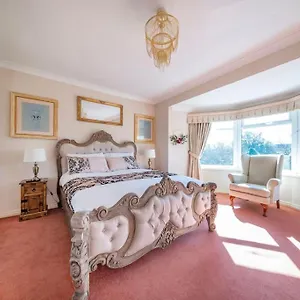 *105* Setup For Your Most Relaxed & Amazing + Free Parking + Free Fast Wifi * Holiday home Batley